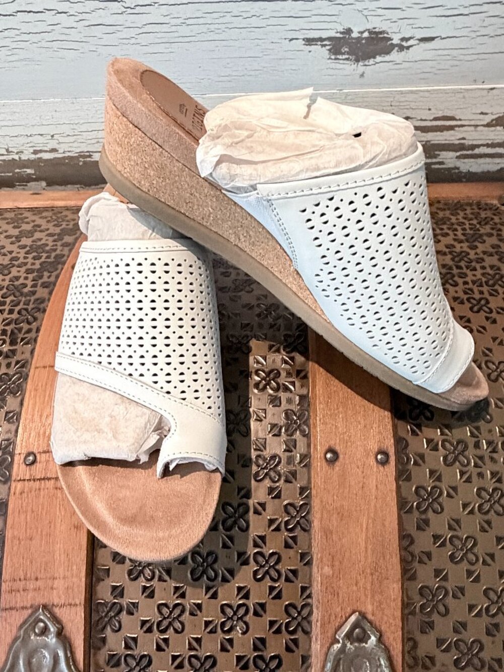 Earth Origins Suede Slip-On Wedge Sandals Pearl White Size 9M